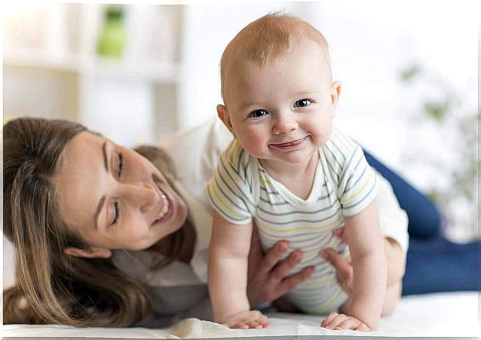 Mother with baby: Crawling