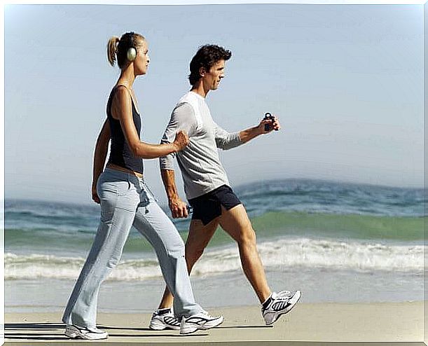 walking-every-day-to-lose-weight-in-the-sand