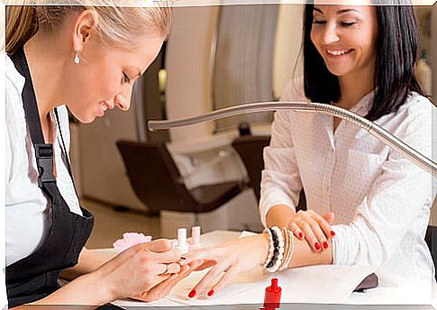 Dangers of using acrylic or artificial nails