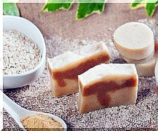 How to make a natural oatmeal soap to exfoliate the skin