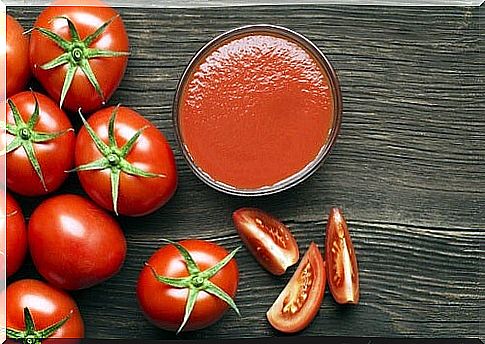 Italian tomato sauce is very easy to prepare.