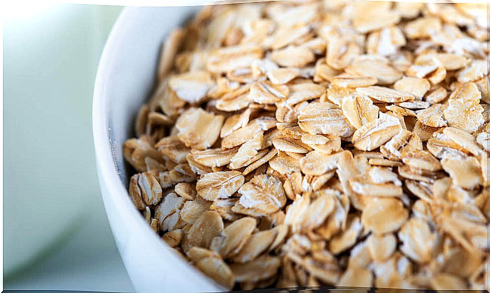 Natural oat flakes in a bowl.