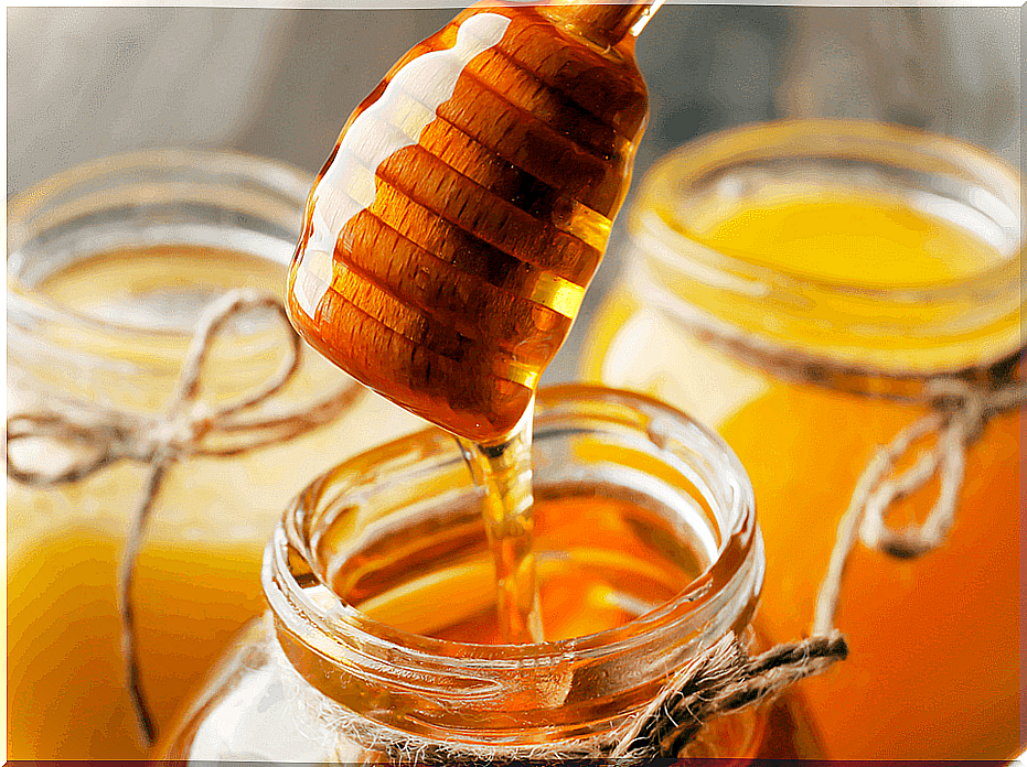 Using honey to heal burns